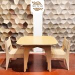 סט שולחן ריבועי ו-2 כיסאות בעיצוב נורדי