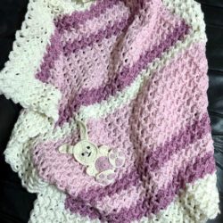שמיכה דגם ארנבת בגווני וורוד למיטת תינוקת