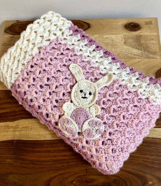 שמיכה דגם ארנבת בגווני וורוד למיטת תינוקת