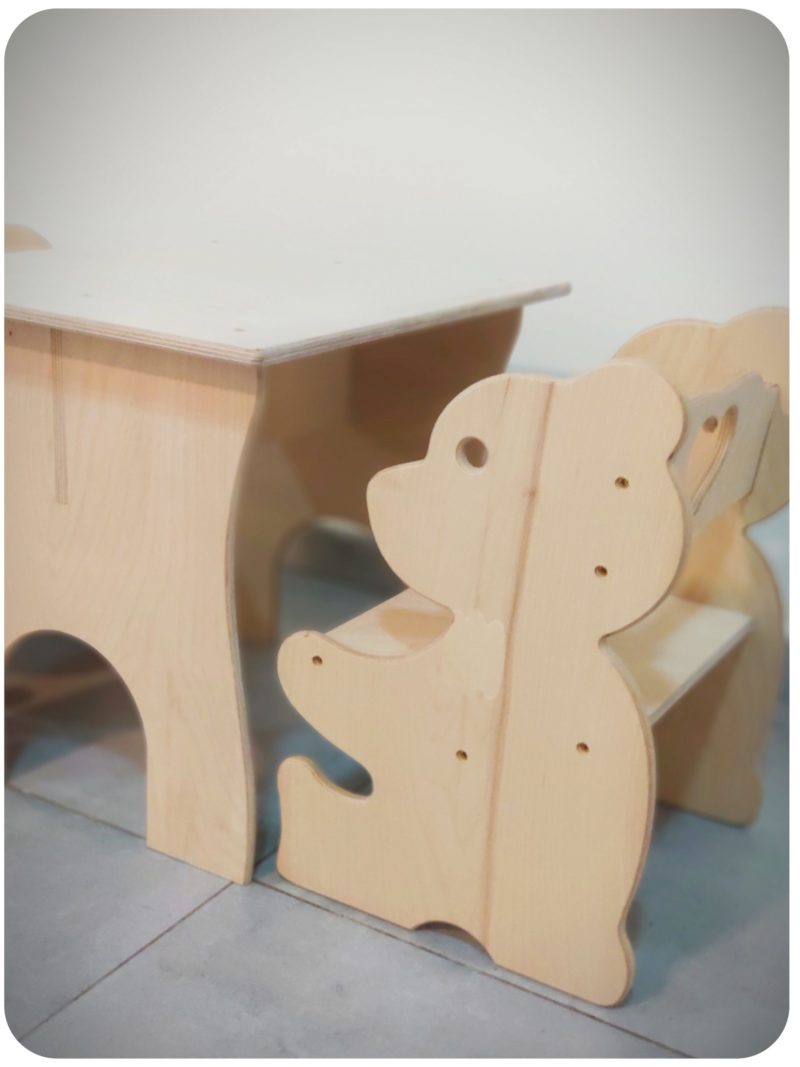 סט שולחן יצירה ו-2 כסאות לילדים המעוצב בסגנון דובי
