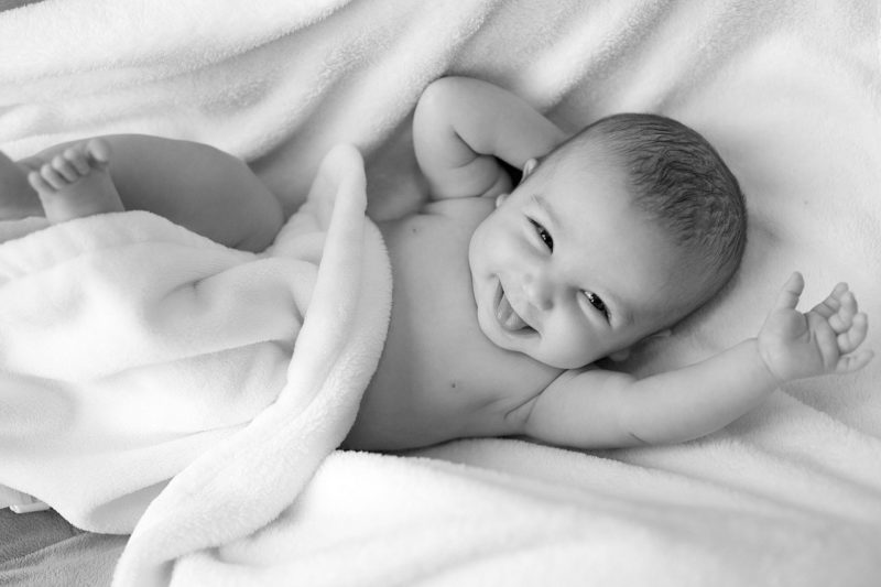התפתחות התינוק בגיל 4 חודשים – חייכן, ערני ופעיל