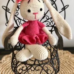 בובת ארנבת עם שמלה