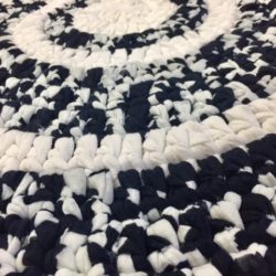 שטיח סרוג בצבעי שחור-לבן