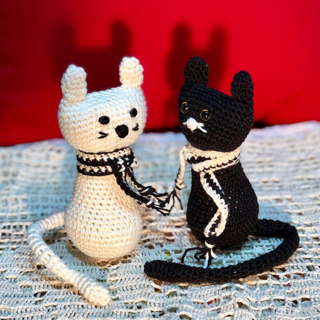 זוג בובות חתולים שחור ולבן